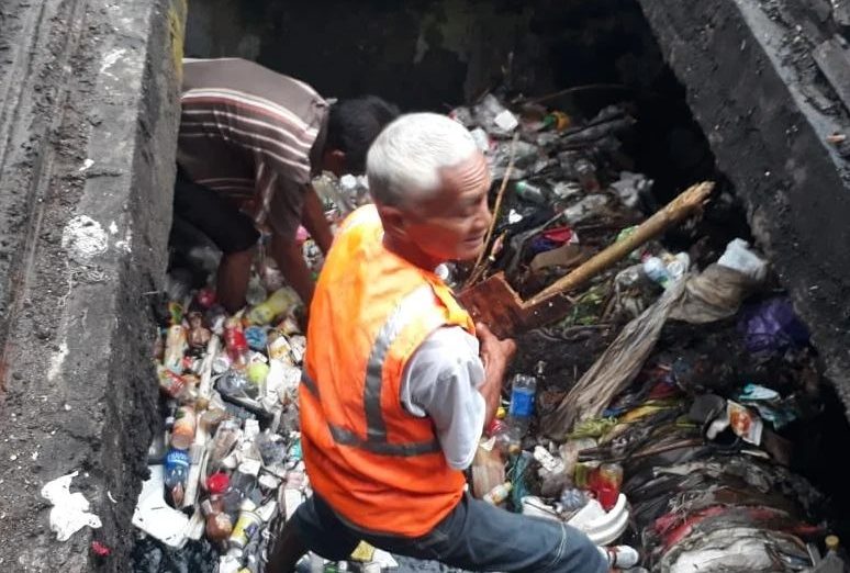 Usai Hujan Deras Landa Parepare, Petugas Kebersihan DLH Langsung Keliling Kota Angkut Sampah